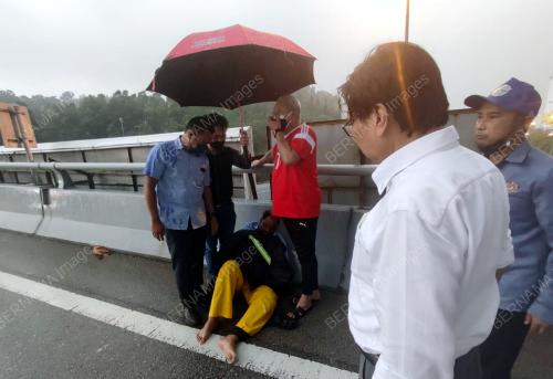 TAN SRI ANNUAR MUSA BANTU MANGSA KEMALANGAN