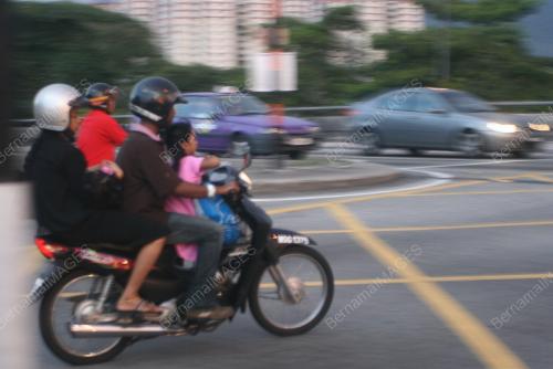 MEMBAHAYAKAN KELUARGA