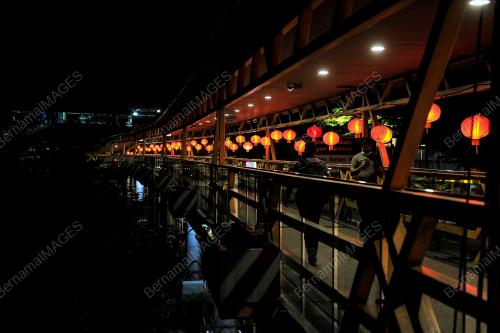 HIASAN TANGLUNG DI JEJANTAS PEJALAN KAKI