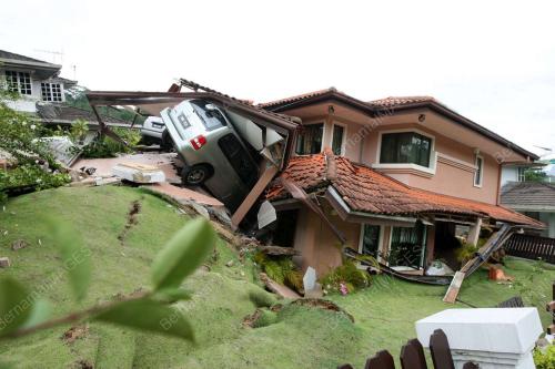 TANAH RUNTUH
