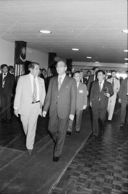 DATUK HUSSEIN PRESIDES AT SIGNING OF EEC