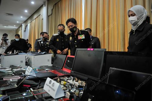 DATUK SERI AZAM BAKI