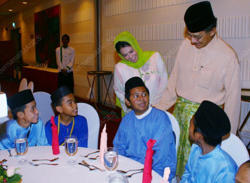 DATUK SERI AZMI KHALID