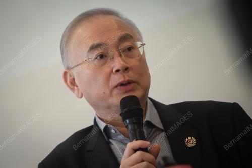 DATUK SERI DR WEE KA SIONG
