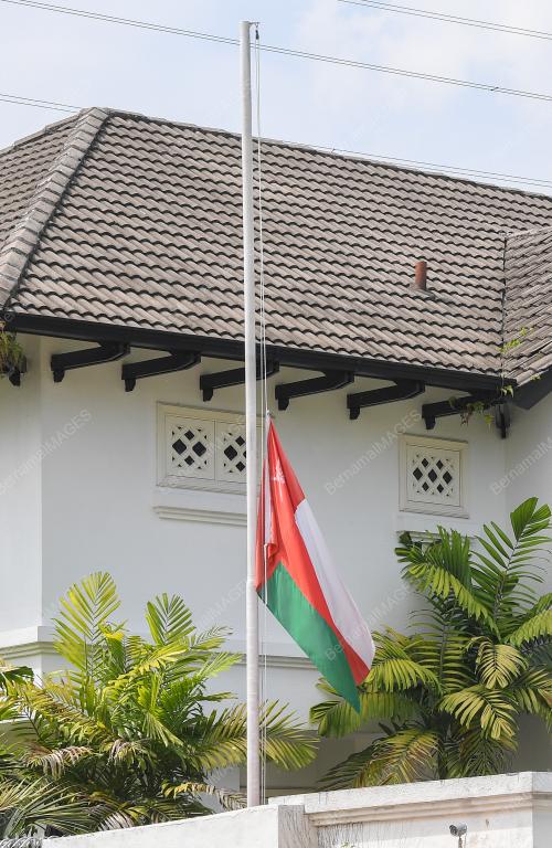 BENDERA OMAN DI KIBARKAN SEPARUH TIANG