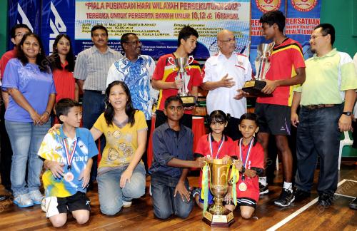 KL21_11032012_BADMINTON
