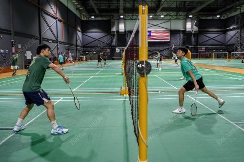 LATIHAN BADMINTON