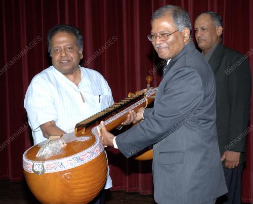 PENYERAHAN ALAT MUZIK KLASIK INDIA