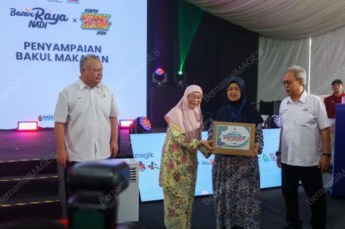 DATUK SERI WAN AZIZAH WAN ISMAIL