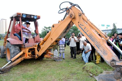 DATUK RAJA NONG CHIK RAJA ZAINAL ABIDIN