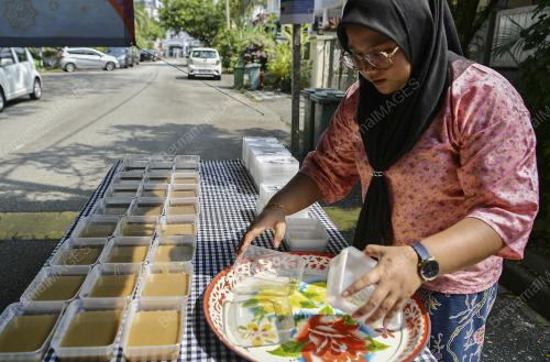 AKTIVITI MENGACAU DODOL RAYA