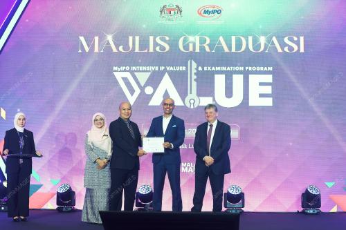 KL21_16122025_GRADUASI