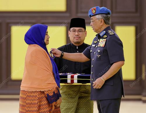 AL-SULTAN ABDULLAH RI'AYATUDDIN AL-MUSTAFA BILLAH SHAH