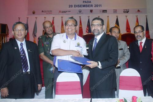 MAJLIS PENYAMPAIAN SIJIL PERHEBAT DAN MENANDATANGANI MEMORANDUM