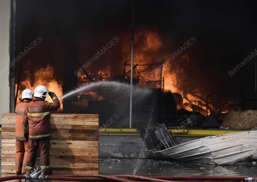 KL21_20122018_BOMBA_TERBAKAR