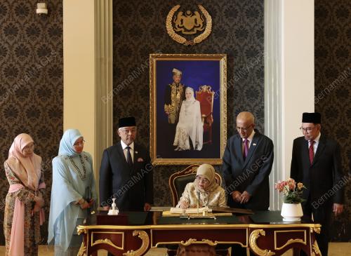 AL-SULTAN ABDULLAH RI'AYATUDDIN AL-MUSTAFA BILLAH SHAH