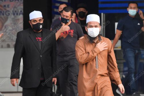 USTAZ EBIT LEW