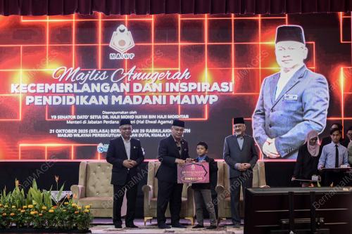 DATUK DR MOHD NA'IM MOKHTAR