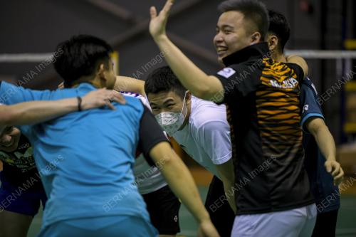 LATIHAN BADMINTON