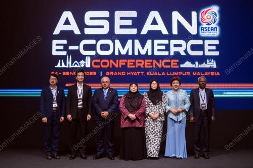 DATUK DR FUZIAH SALLEH