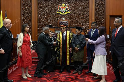 ANGKAT SUMPAH AHLI DEWAN NEGARA