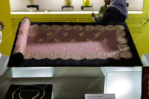 PAMERAN BUSANA PELBAGAI KAUM
