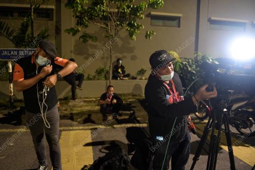 PENGAMAL MEDIA MENANTI PENGUMUMAN PERDANA MENTERI SUSULAN TITAH YANG DIPERTUAN AGONG BERKENAAN KETIADAAN DARURAT