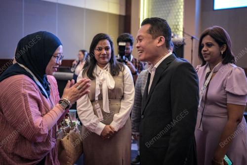 NIK NAZMI NIK AHMAD