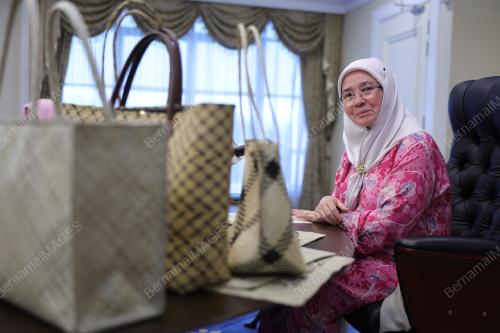 TUNKU AZIZAH AMINAH MAIMUNAH ISKANDARIAH