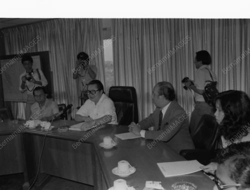LEE SAN CHOON MEET TRANSPORT OPERATORS AT HIS OFFICE