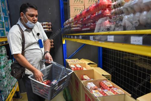 PELANGGAN MEMBELI TELUR AYAM