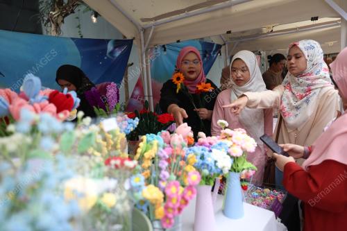 PASAR SENI DIPENUHI RAMAI PENGUNJUNG