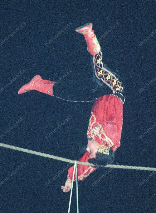 KL22-11_07_2000_ADILJAN-ACROBAT_11012016