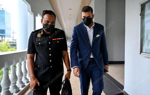 PENGARAH SYARIKAT DIDAKWA MINTA SUAPAN RM5 JUTA