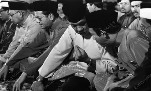 KL22_03082015_AGONG_SOLAT