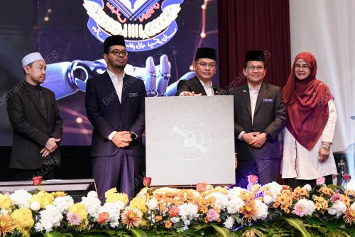 DATUK MOHD NA'IM MOKHTAR