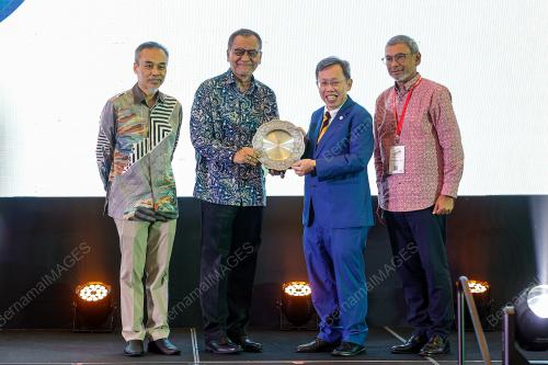 DATUK SERI DR DZULKEFLY AHMAD