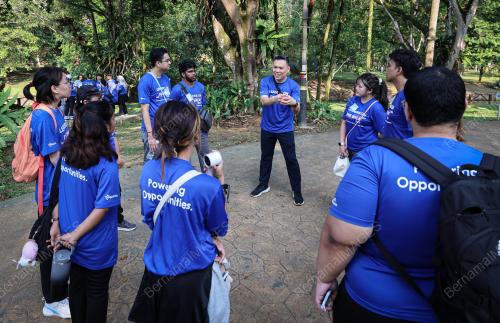 LEADERS ON THE WALK
