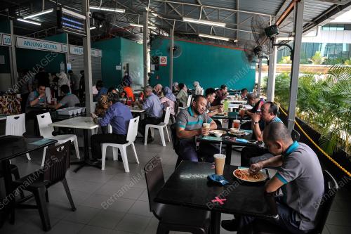 ORANG RAMAI MAKAN DI DALAM KEDAI