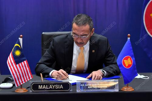 DATUK SERI HISHAMMUDDIN TUN HUSSEIN