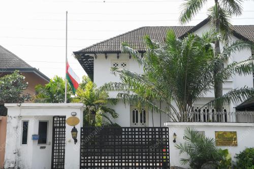 BENDERA OMAN DI KIBARKAN SEPARUH TIANG