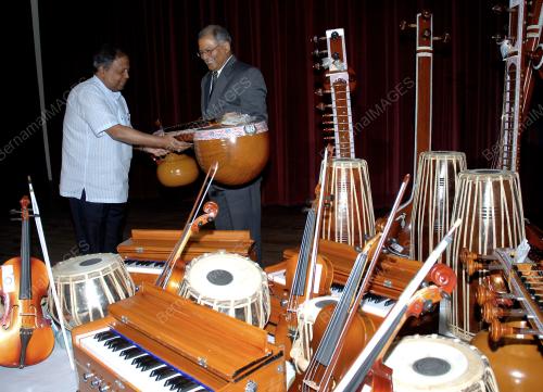 PENYERAHAN ALAT MUZIK KLASIK INDIA