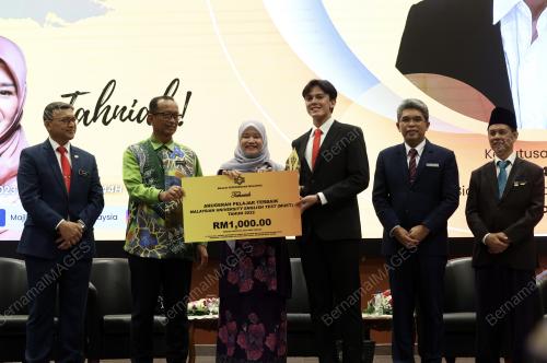 FADHLINA SIDEK