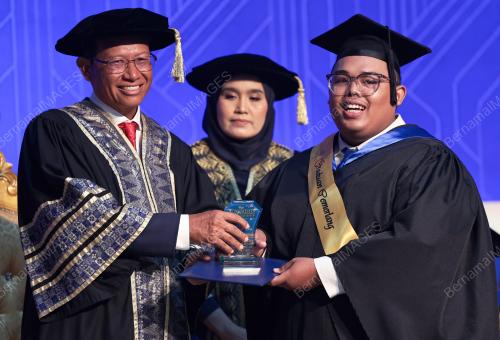 DATUK SERI AHMAD SHABERY CHEEK