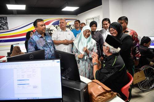 DATUK SERI DR WAN AZIZAH WAN ISMAIL