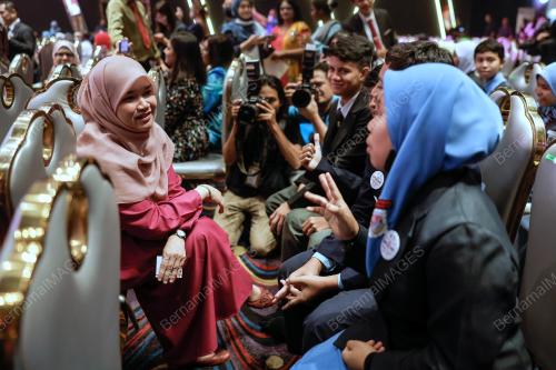 FADHLINA SIDEK
