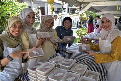 AKTIVITI MENGACAU DODOL RAYA