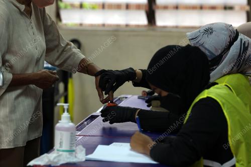 PENGUNDI HADIR MENGUNDI