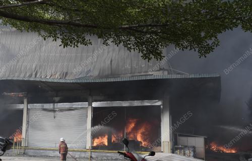 KL22_20122018_BOMBA_TERBAKAR