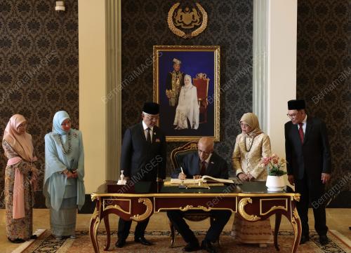 AL-SULTAN ABDULLAH RI'AYATUDDIN AL-MUSTAFA BILLAH SHAH